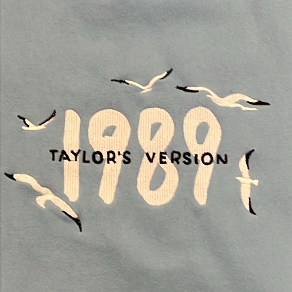 Blue Women's Crewneck Sweatshirt Size M Embroidered 1989 Taylor's Version - Picture 6 of 12